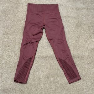 Athleta Trophy Seamless 7/8 Tight 
Crushed Berry